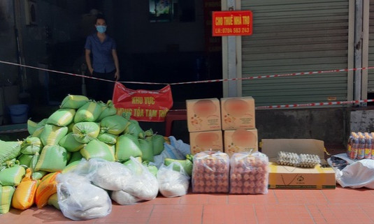 Việt Hương bật khóc vì bị nói nặng lời khi làm từ thiện