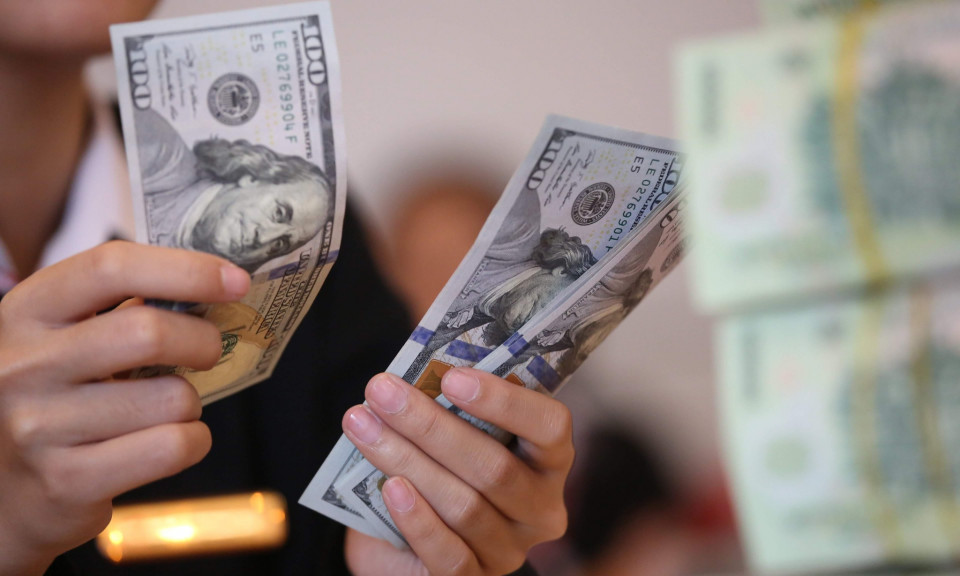 Giá USD hôm nay 12.8.2021: Ngân hàng tăng giá đô la Mỹ, tự do giảm mạnh