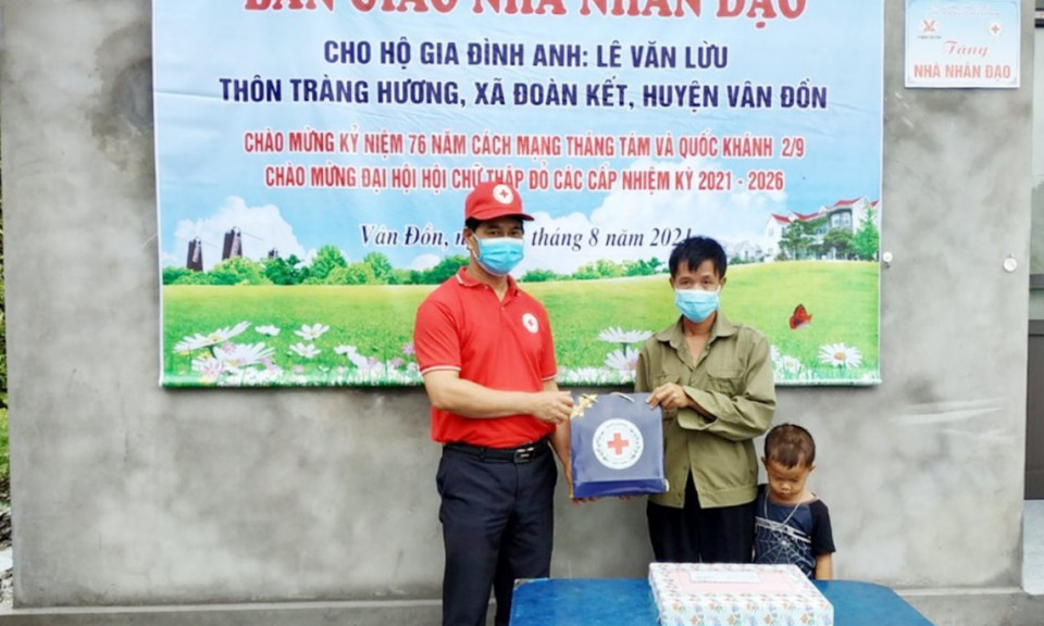 Vân Đồn: Bàn giao nhà nhân đạo cho hộ nghèo