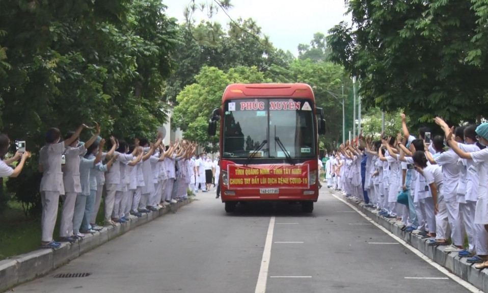 Những "chiến sĩ áo trắng" Quảng Ninh xung phong vào tâm dịch