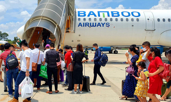 Áp giá sàn vé bay ngay mùa dịch: bất hợp lý