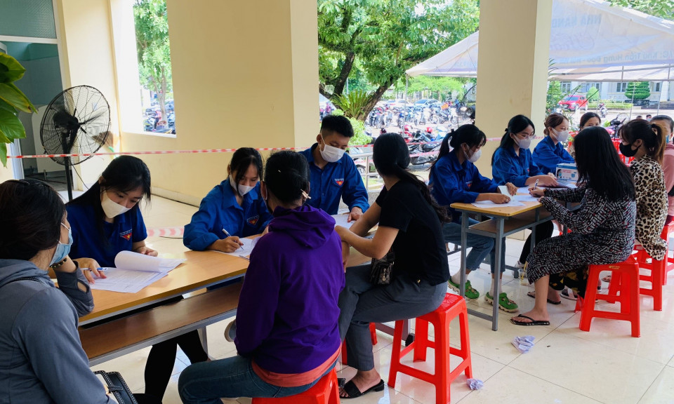 Gần 1.000 thanh niên tình nguyện hỗ trợ tiêm vắc xin phòng Covid-19