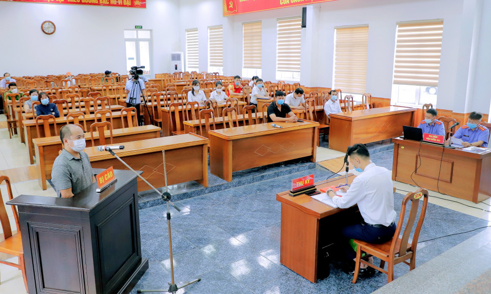Phạt 15 tháng tù giam cho hành vi "thông chốt", chống người thi hành công vụ