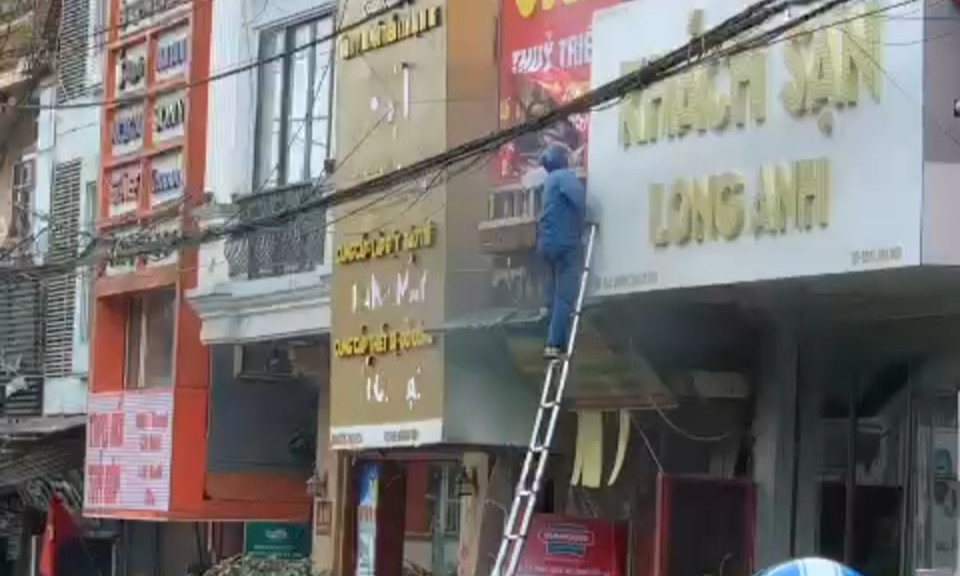 Khoảnh khắc cứu 2 cháu bé thoát nạn trong vụ cháy nổ cửa hàng gas ở Sa Pa