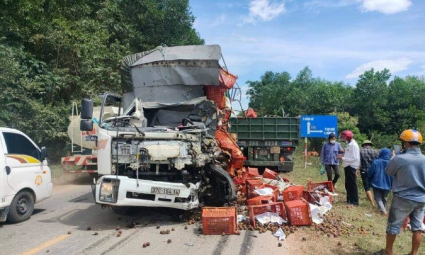 Xe tải đối đầu xe container, một tài xế tử vong
