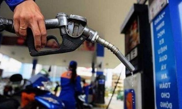 Nghịch lý xăng dầu nội giảm tiêu thụ 50%, xăng dầu ngoại vẫn ùn ùn đổ bộ