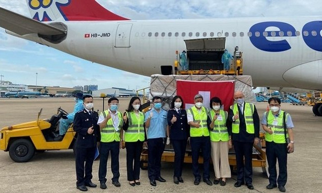Switzerland presents 13 tonnes of medical supplies to Vietnam
