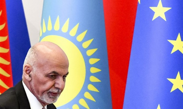 Tổng thống Afghanistan Ghani từ chức, đáp máy bay sang Tajikistan