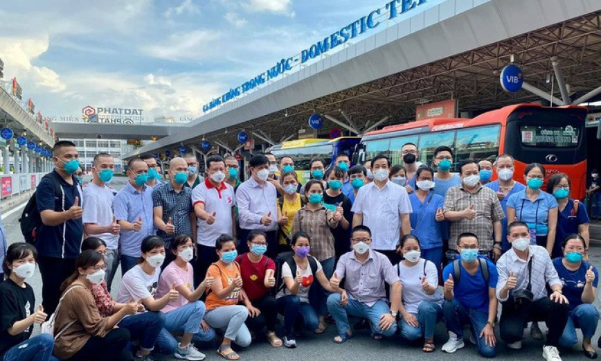Bộ trưởng Bộ Y tế cùng hơn 100 y, bác sĩ từ Hà Nội vào TP HCM chống dịch Covid-19