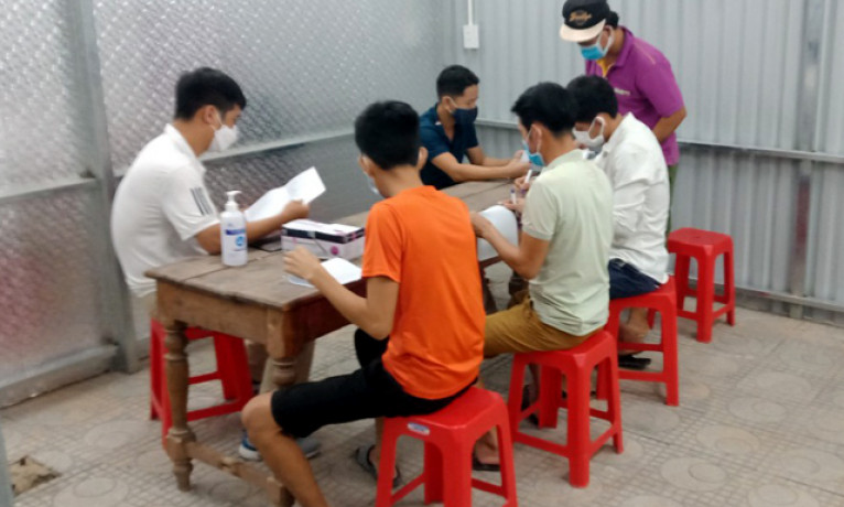 Tài xế ô tô và 5 công nhân về từ vùng dịch khai báo y tế gian dối