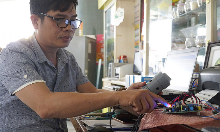 'Robot' tưới vườn của anh nông dân miền Tây
