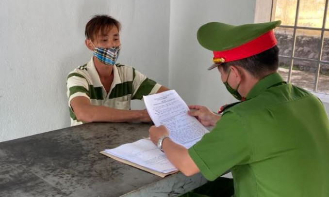 Cướp tiền xong bắt thiếu phụ cởi đồ