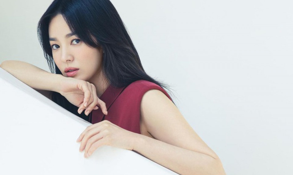 Song Hye Kyo đẹp không tì vết, khoe dáng "mình hạc xương mai"