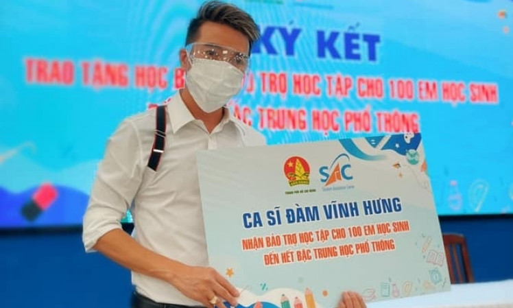 Đàm Vĩnh Hưng tặng 1,8 tỷ đồng cho trẻ khó khăn