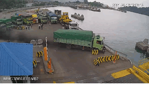 Xe tải bất ngờ mất lái lao thẳng xuống sông, tài xế thoát chết may mắn