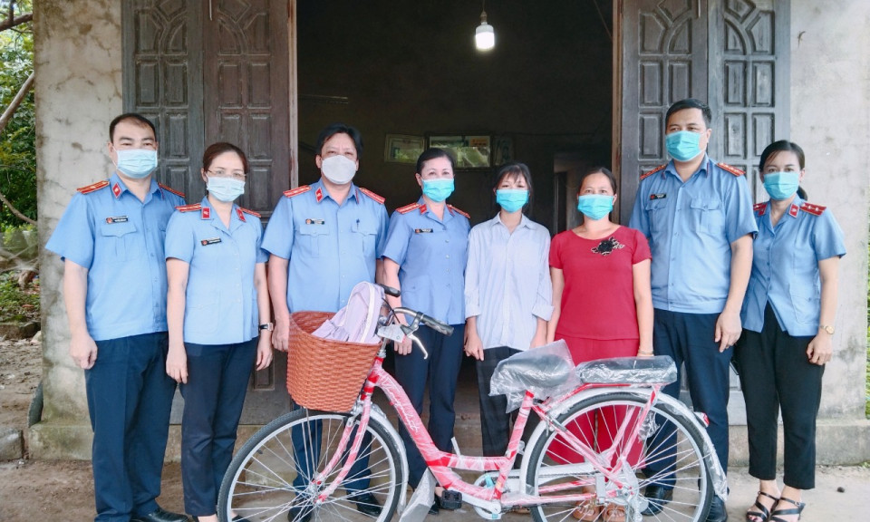 Viện KSND tỉnh trao học bổng đỡ đầu học sinh có hoàn cảnh khó khăn tại Ba Chẽ
