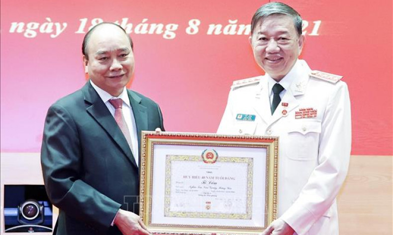 Chủ tịch nước trao Huy hiệu Đảng tặng các đồng chí lãnh đạo Bộ Công an