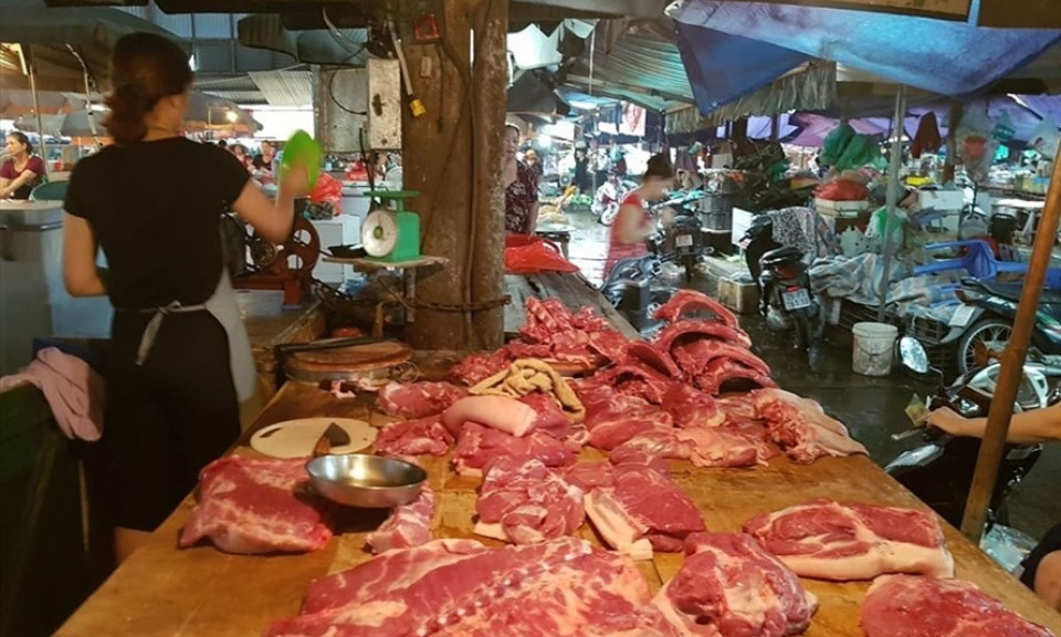 Giá lợn hơi giảm mạnh, nhưng giá thịt thành phẩm vẫn cao ngất