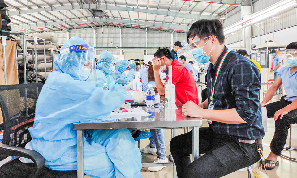 Dùng thuốc corticoid đến mức nào vẫn có thể được tiêm vaccine Covid-19?