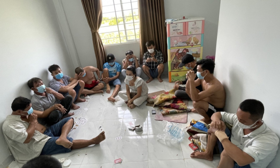 Phó hiệu trưởng tụ tập đánh bạc trong ngày giãn cách