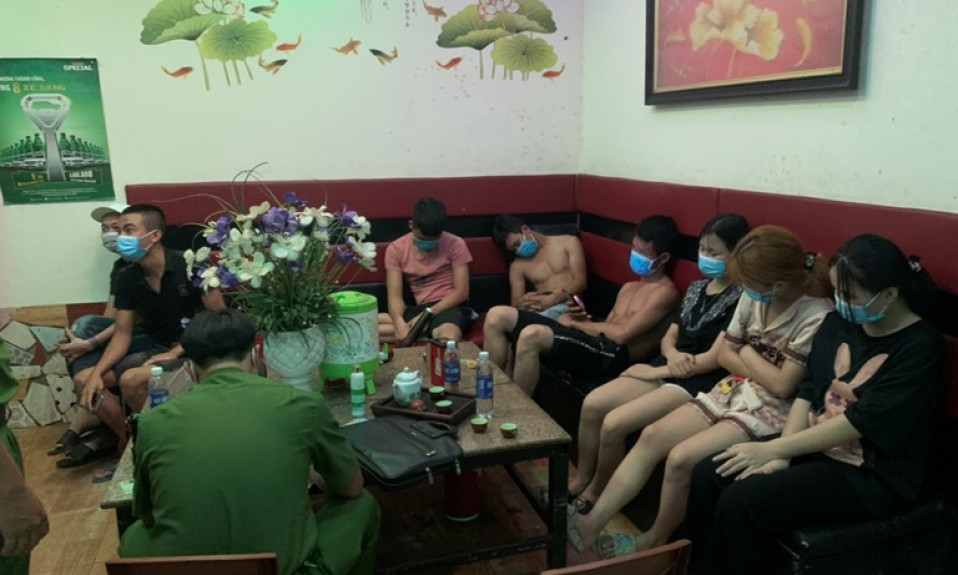 Xử phạt hàng loạt quán karaoke vi phạm quy định phòng, chống dịch COVID-19