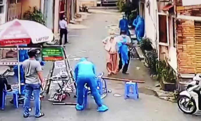 Cảnh sát khống chế F0 đánh cha mẹ