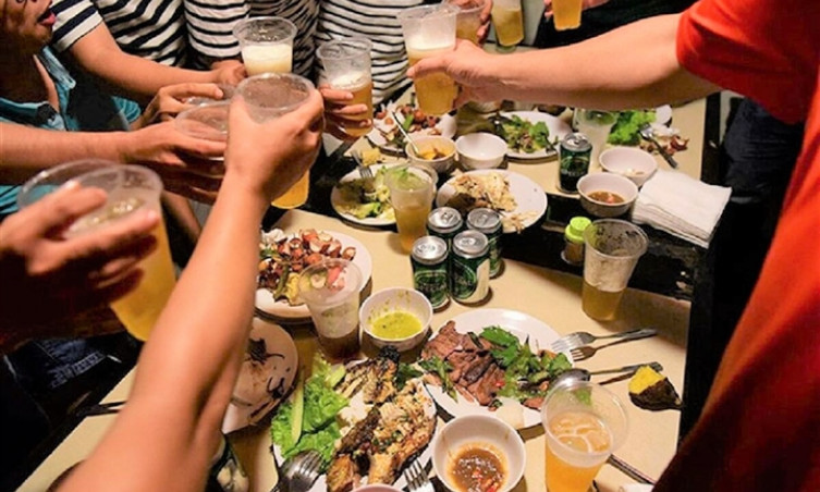 Tụ tập ăn nhậu khi đang cách ly, 6 người bị phạt 65 triệu đồng 