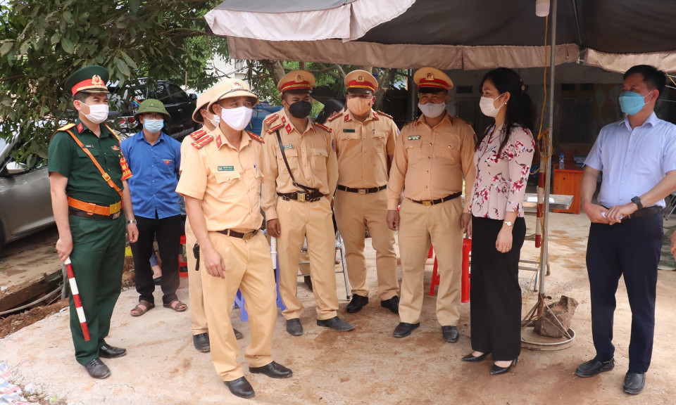 Phó Chủ tịch UBND tỉnh Nguyễn Thị Hạnh kiểm tra các chốt kiểm soát dịch Covid-19 huyện Tiên Yên, Ba Chẽ