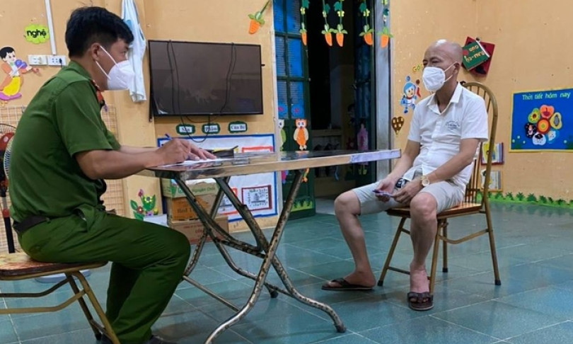 Người đàn ông trèo tường trốn cách ly