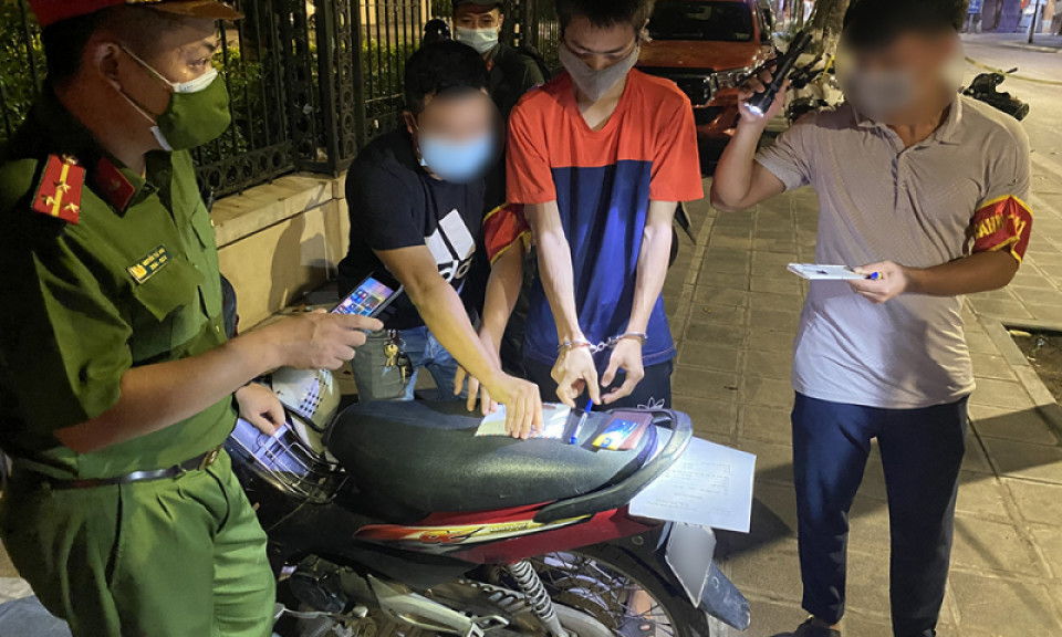 Gặp Cảnh sát 141, con nghiện "diễn ảo thuật" định phi tang ma túy