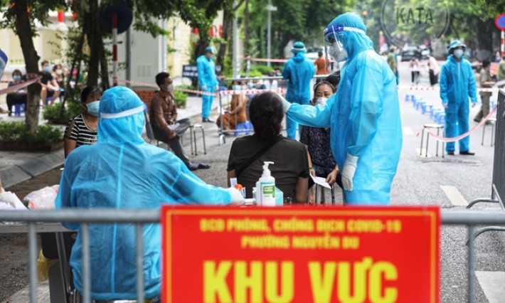 Hà Nội urged strict compliance with social distancing measures to curb virus spread