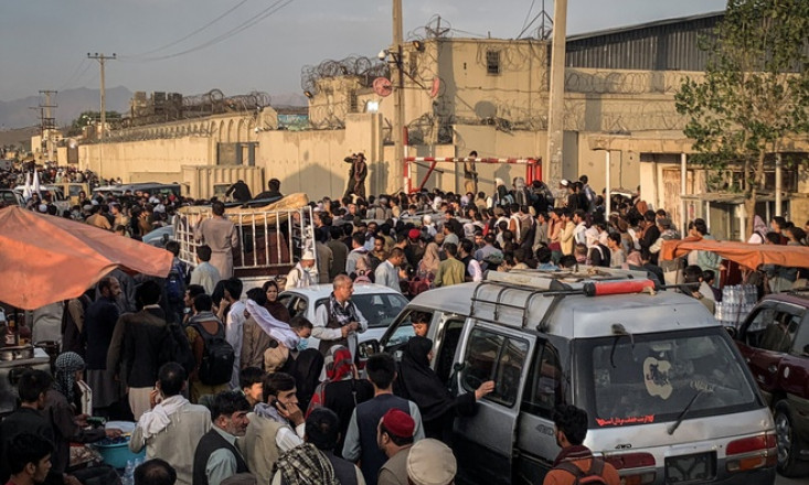 Bé 2 tuổi bị giẫm đạp tới chết gần sân bay Kabul