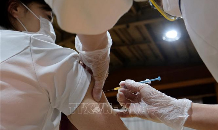 Nhật Bản bắt đầu tiêm vaccine của AstraZeneca cho người trên 40 tuổi