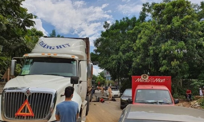 Hòa Bình: Xe đầu kéo va chạm môtô khiến 2 người tử vong