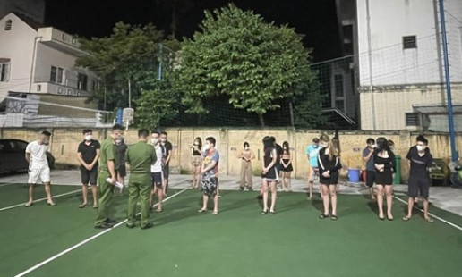 23 nam, nữ tụ tập trong một phòng nghỉ