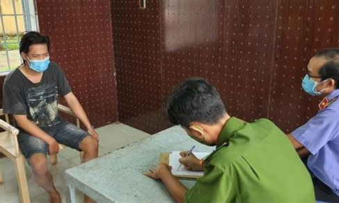 Tạm giữ thanh niên vượt chốt đi thăm bạn gái, chém công an