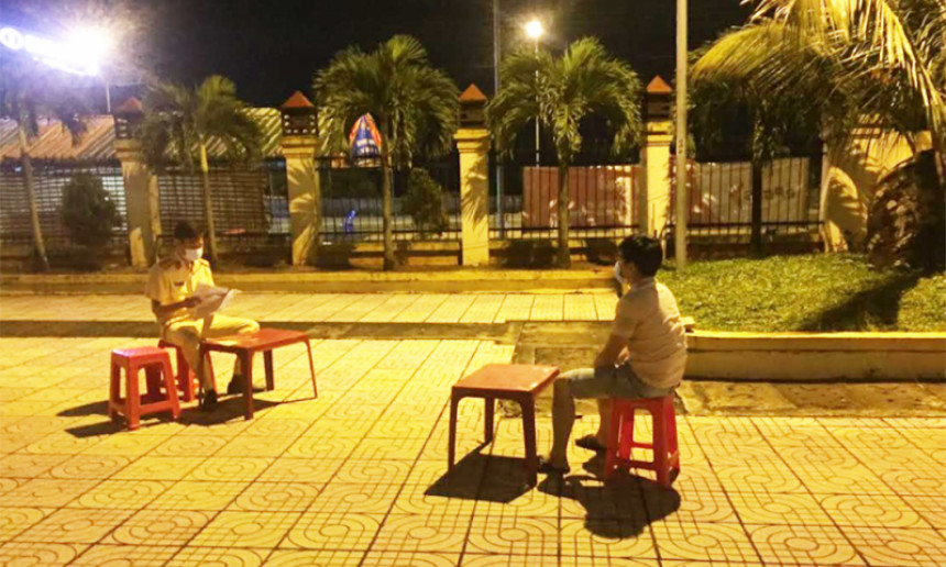 "Sợ" cách ly, tài xế xe bán tải chở 3 người “vượt chốt”