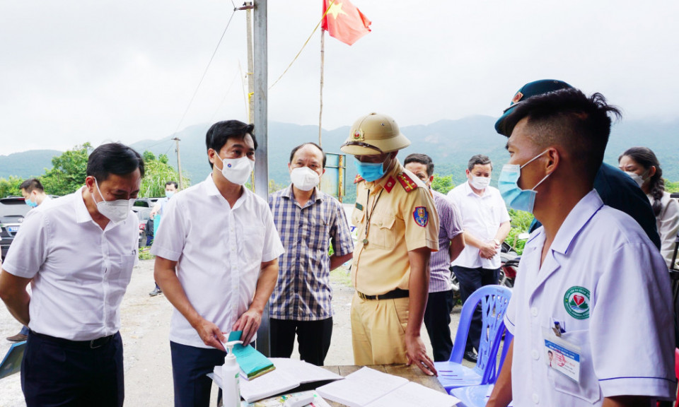 Quang Ninh’s Chairman Nguyen Tuong Van presented certificates of merit to Covid-19 checkpoints