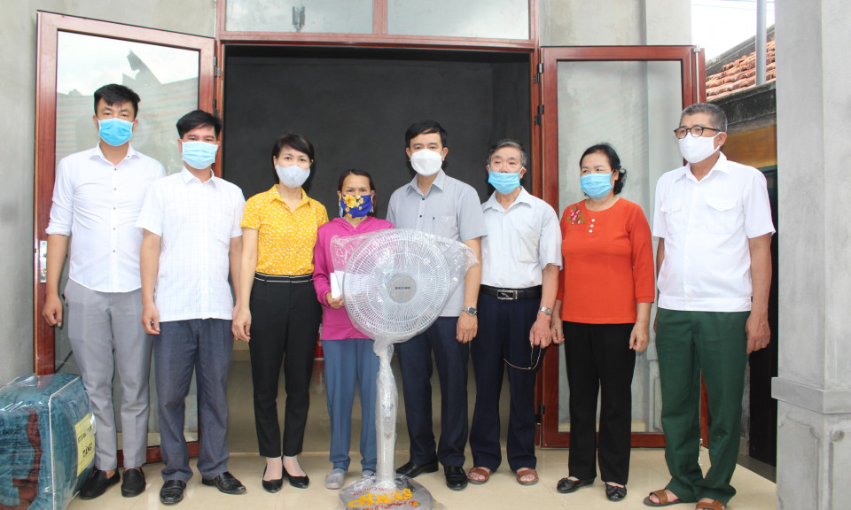 TX Quảng Yên bàn giao 3 căn nhà Đại đoàn kết