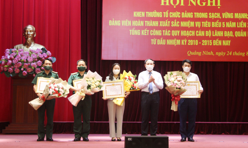 Khen thưởng tổ chức Đảng, đảng viên tiêu biểu 5 năm 2016-2020 và tổng kết 10 năm công tác quy hoạch cán bộ lãnh đạo, quản lý