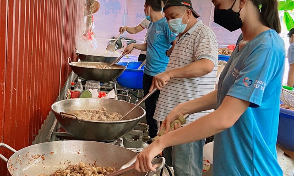 Đón sinh nhật, Hoa hậu Tiểu Vy nấu ăn phục vụ đội ngũ tuyến đầu chống dịch