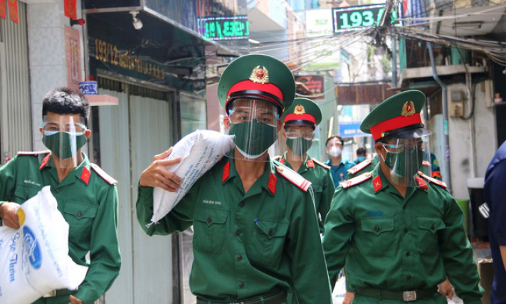 Bộ đội mang nhu yếu phẩm đến từng hẻm nhỏ, từng nhà F0