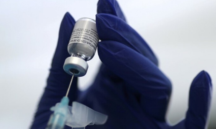 Vaccine Pfizer tạo kỷ lục về thời gian được phê duyệt hoàn toàn
