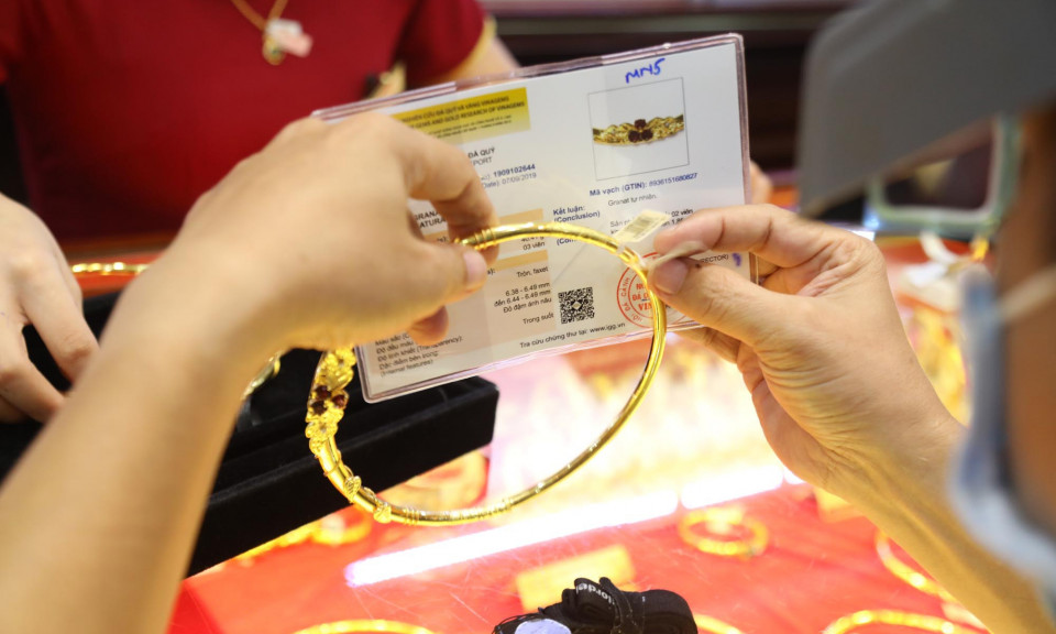 Giá vàng hôm nay 25.8.2021: Chênh lệch giá mua - bán lên tới 1 triệu đồng/lượng
