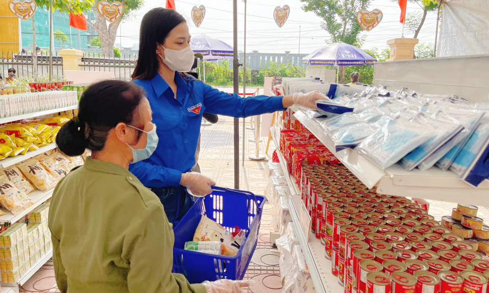 Hoa hậu Đỗ Thị Hà kêu gọi tiếp sức tuyến đầu chống dịch Covid-19