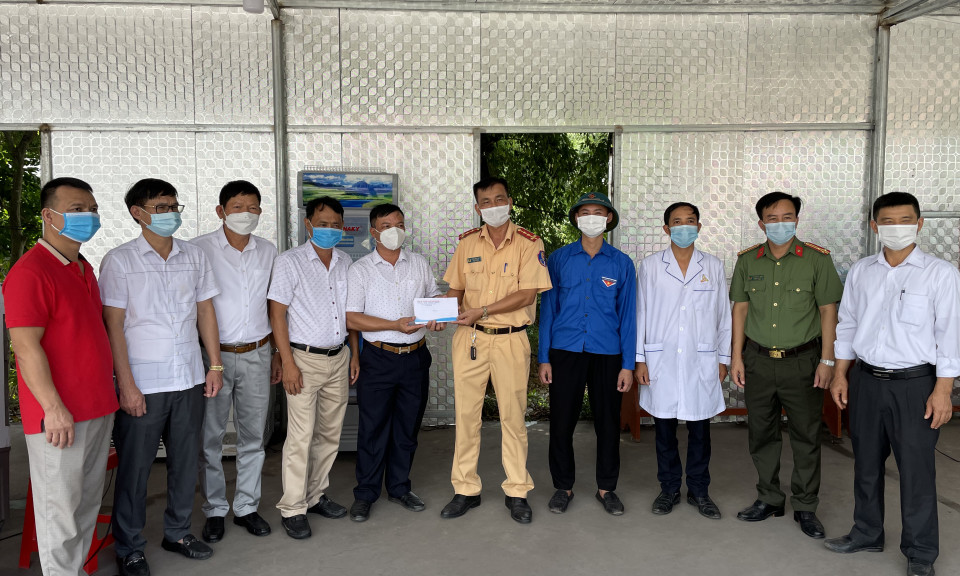 Hiệp hội Doanh nghiệp TP Hạ Long tặng quà lực lượng phòng, chống dịch TX Đông Triều