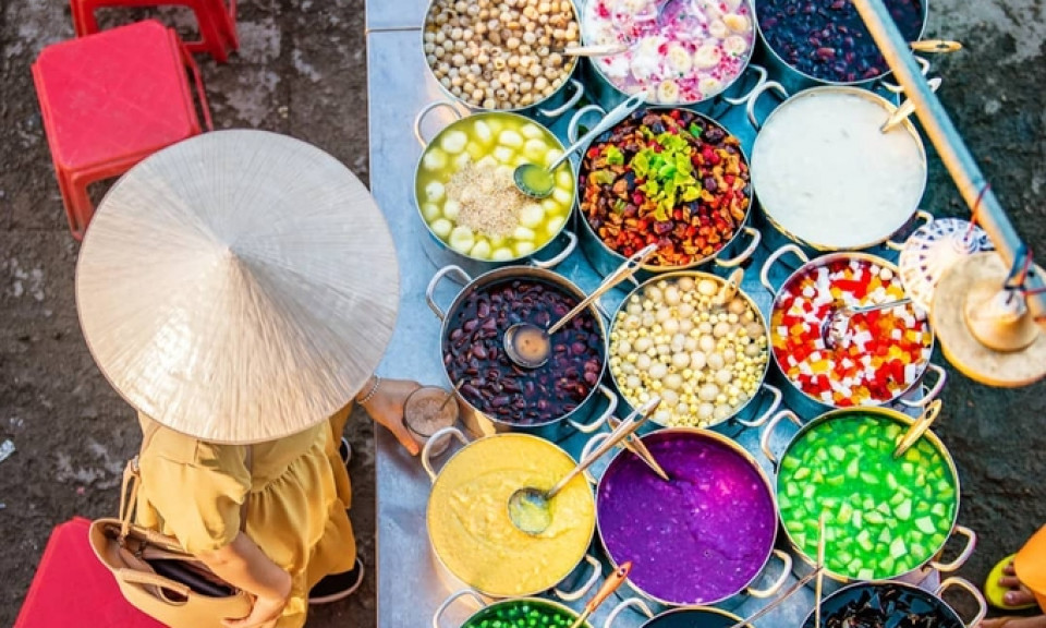 Tiệm chè 24 màu dưới chân cầu Trường Tiền