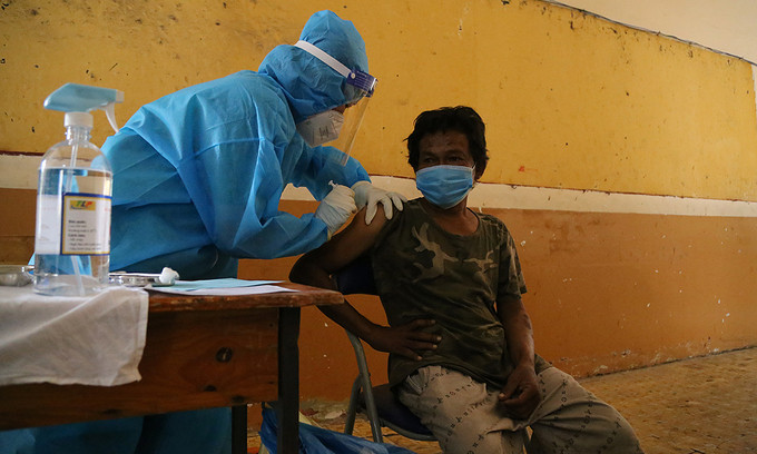 HCMC homeless people get vaccinated