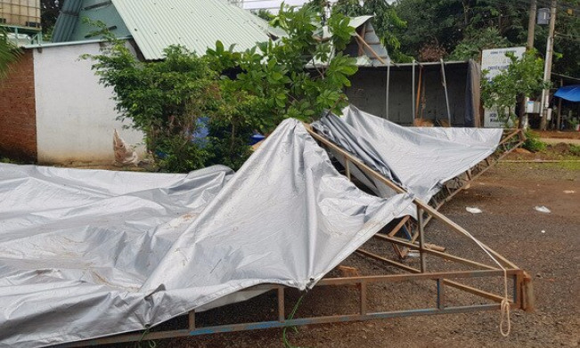Xe tải tông sập chốt kiểm soát dịch Covid-19, một đại úy công an bị thương