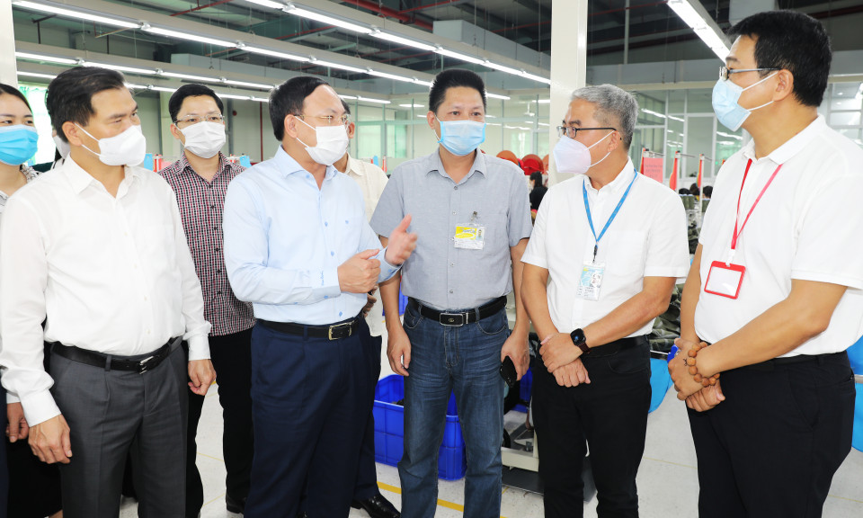 Đồng chí Bí thư Tỉnh ủy kiểm tra công tác phòng dịch và hoạt động sản xuất tại KCN Việt Hưng